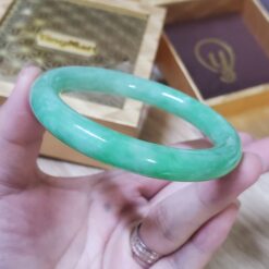 Alternative view of Green Jade Bangle J076