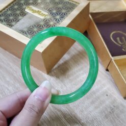 Alternative view of Green Jade Bangle JB086